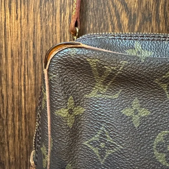 Louis Vuitton Vintage Danube with newer LV strap - Picture 8 of 16